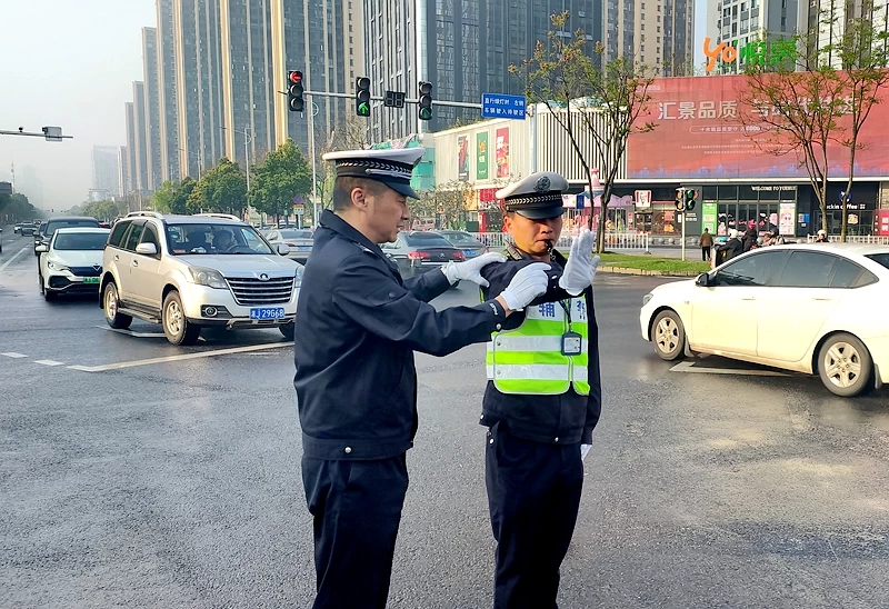 湖南省常德市公安局交通警察支队直属一大队聚焦示范岗创建提升城市交通管理水平