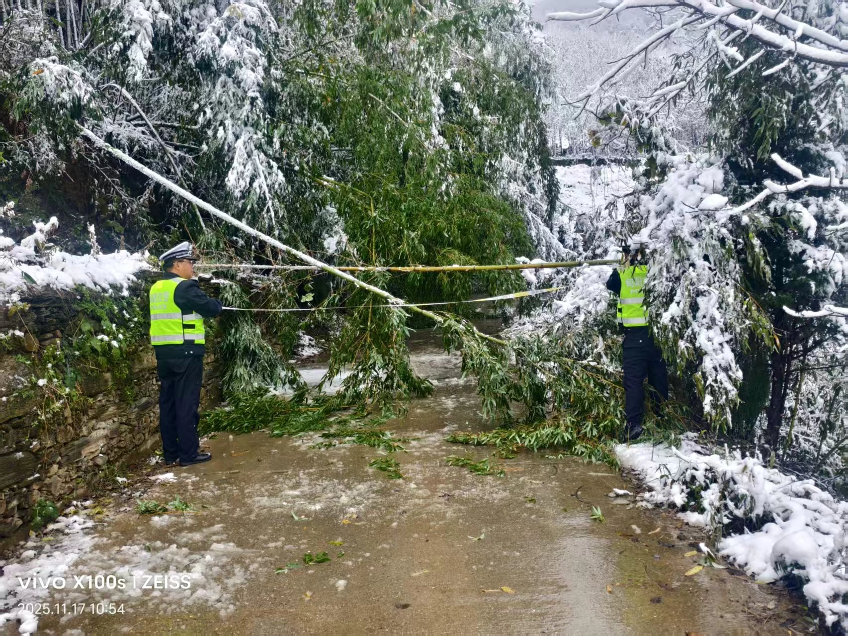 陕西旬阳交警：战雨雪保畅通，护佑群众平安出行