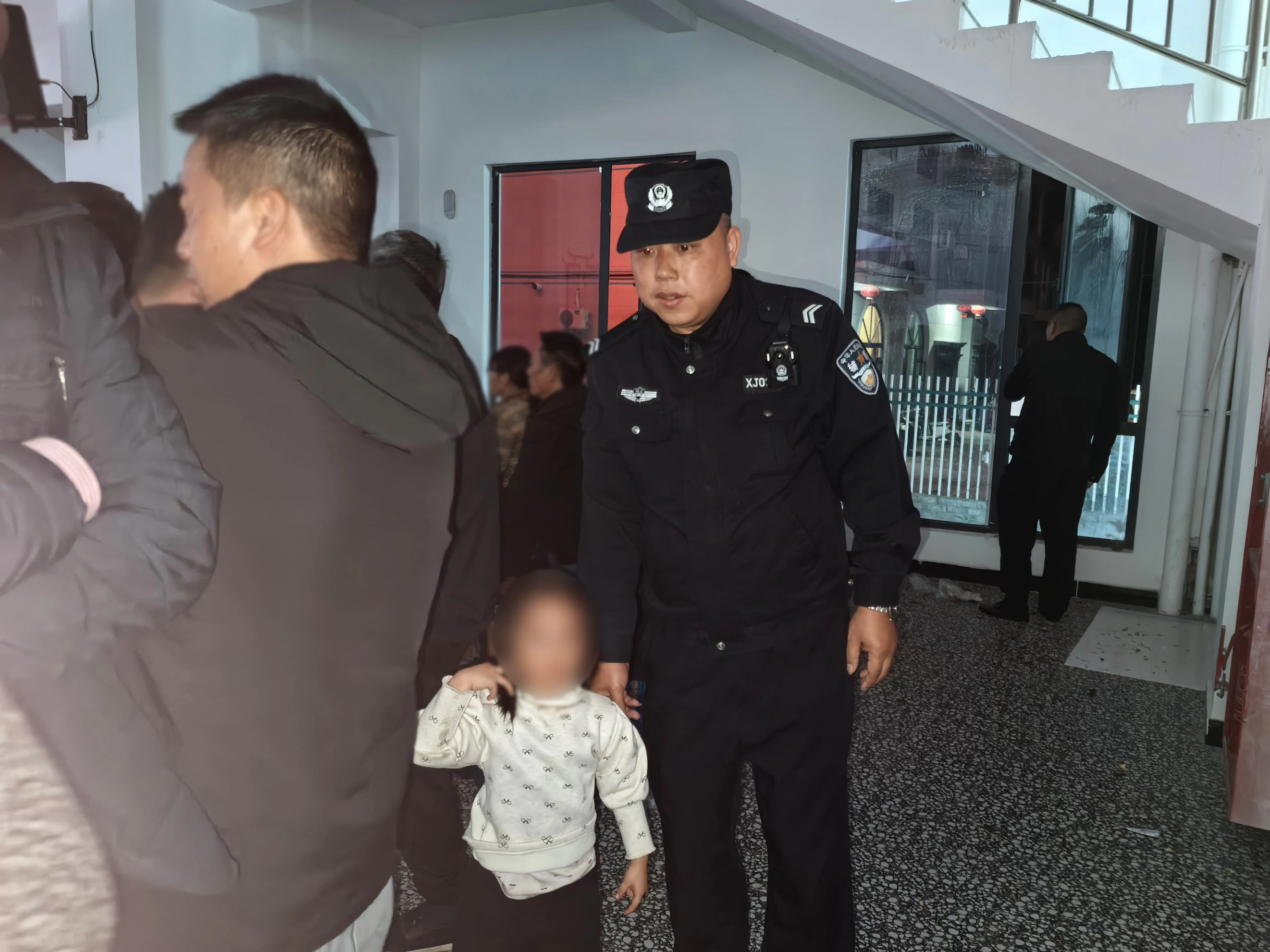 浙江丽水：执勤现场“带娃” 戏里戏外最温暖的“场警”