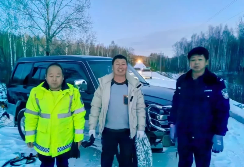 黑龙江省林区公安局沾河分局立新派出所：群众车陷深沟 民警及时援助