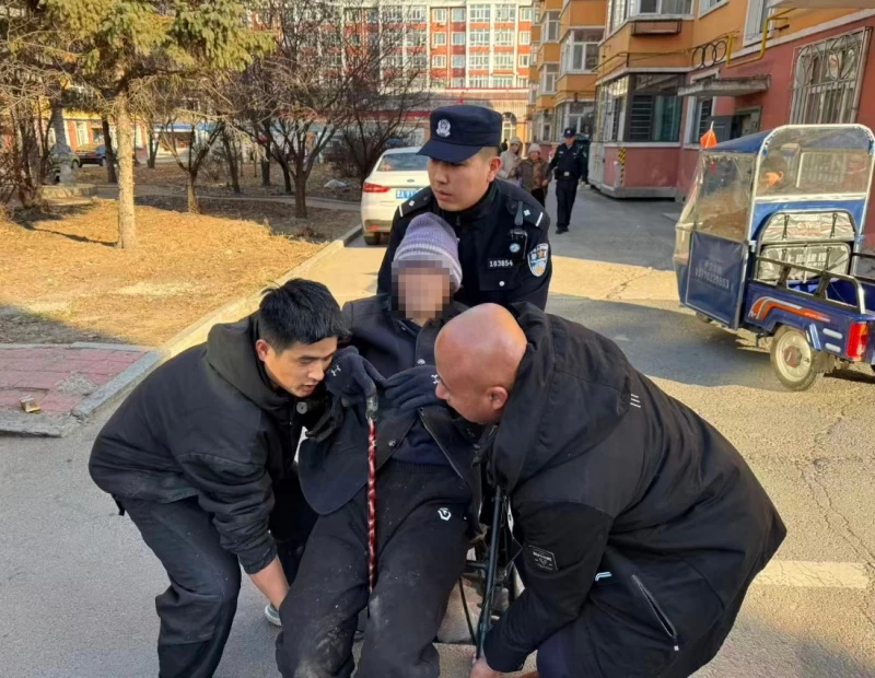 警心暖民心 救助显担当——黑龙江省林区公安局苇河分局一里地派出所紧急救助摔倒老人
