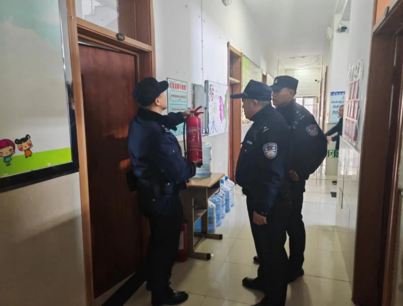 黑龙江省林区公安局兴隆分局：多维发力织密防护网 警校联动共护校园安