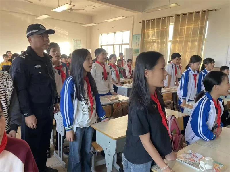 海南临高公安：交通安全进校园 守护成长“警”相随