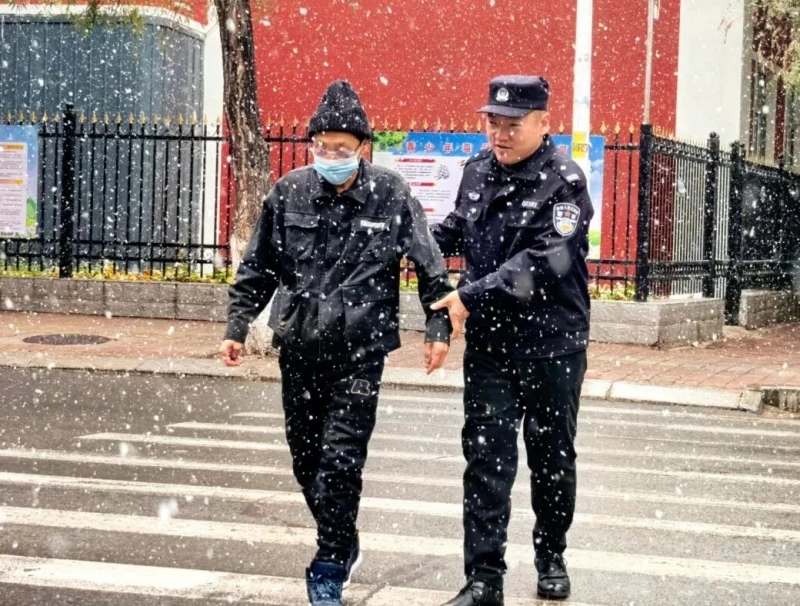 黑龙江省佳木斯市公安：以雪为令 多警联动守护平安