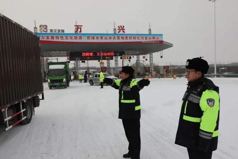 风雪中护航 黑龙江省佳木斯市公安全力守护群众平安
