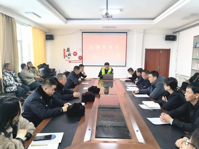 黑龙江省大兴安岭公安局十八站分局：交通安全进企业 警企携手“筑”安全