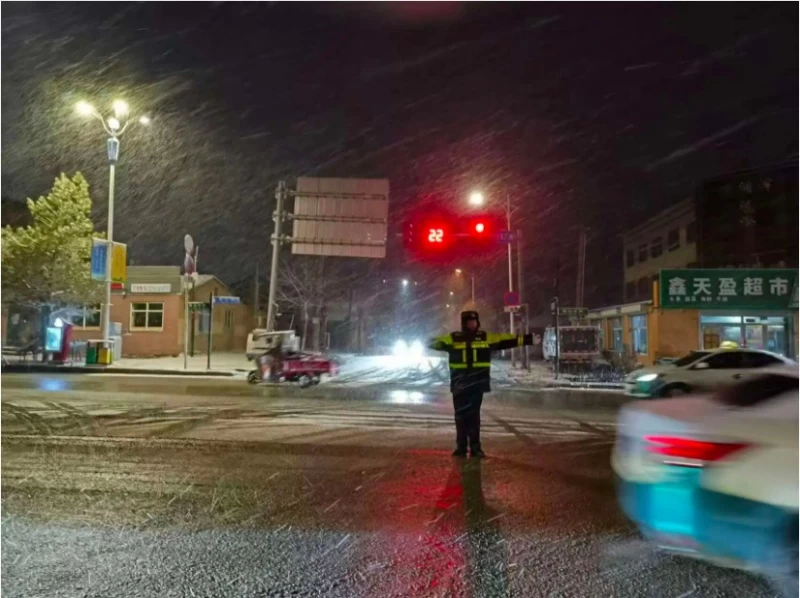 黑龙江省齐齐哈尔市克东县公安局：雪天里的“荧光绿” 夜色中的温暖守护