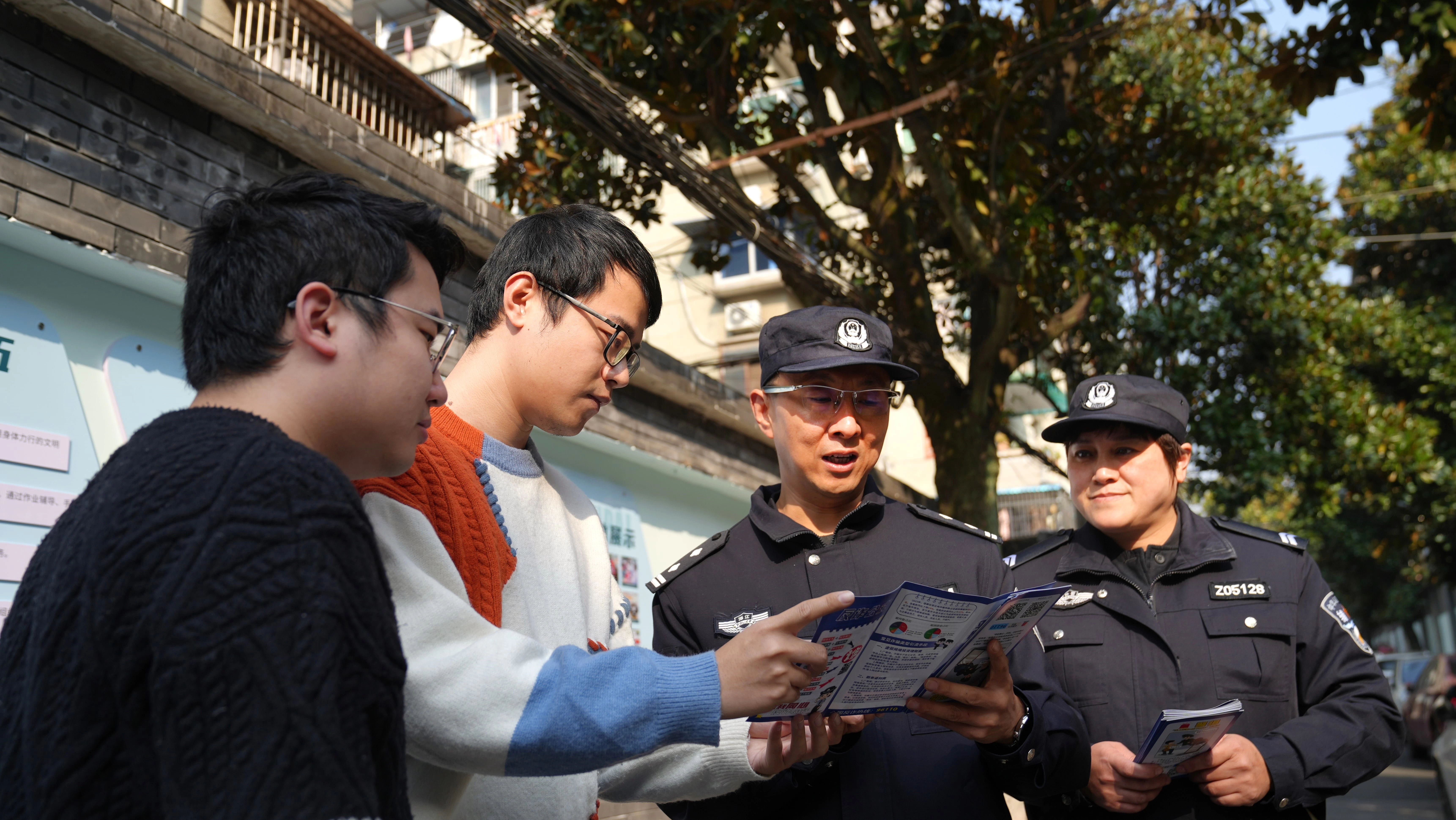 浙江丽水：老民警武晓峰和他的“新警察故事”