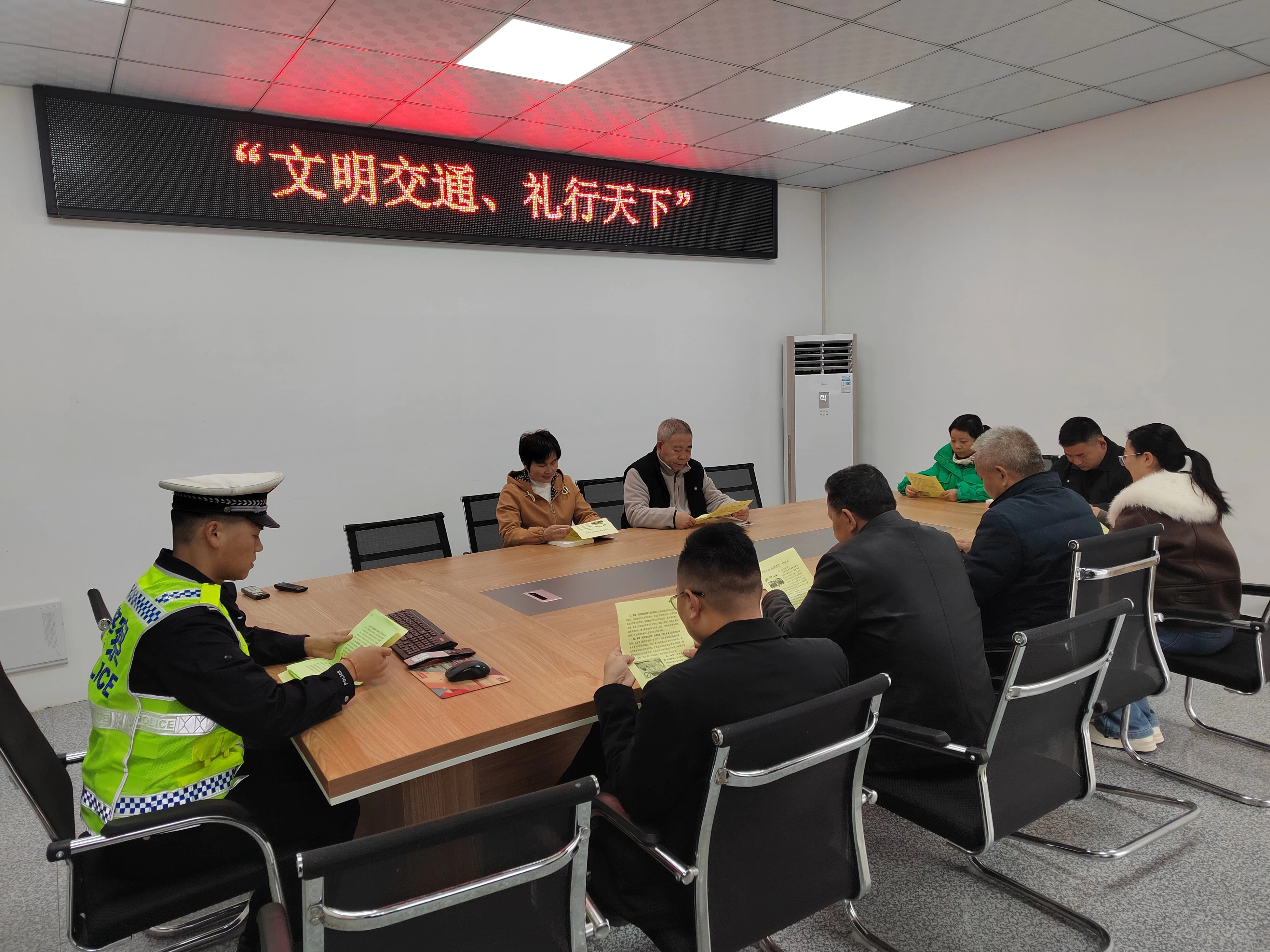陕西汉阴交管大队：深耕安全理念 ，掀起“122”活动热潮