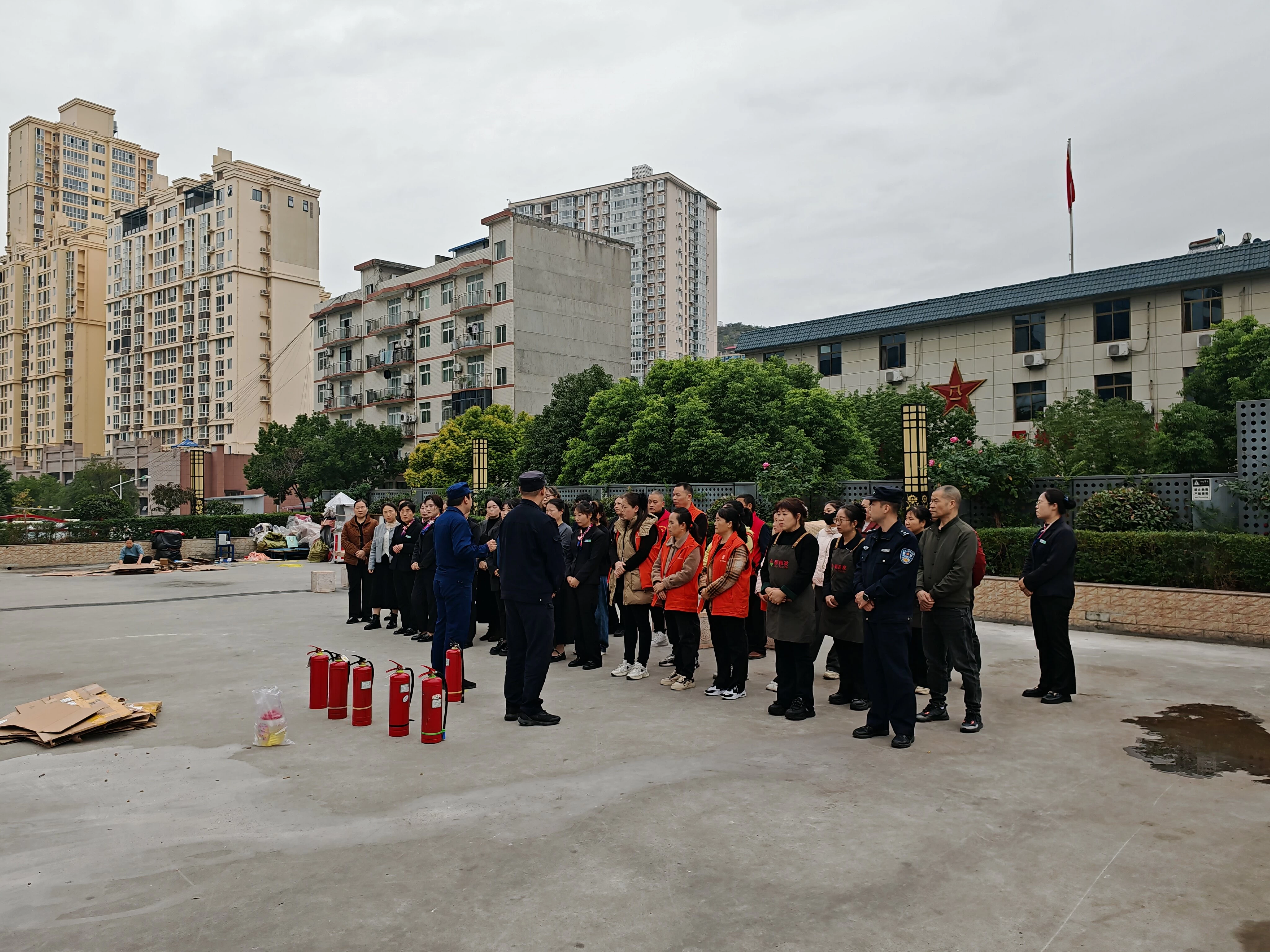 陕西旬阳城郊派出所：开展高层建筑消防安全检查，切实筑牢火灾防控根基