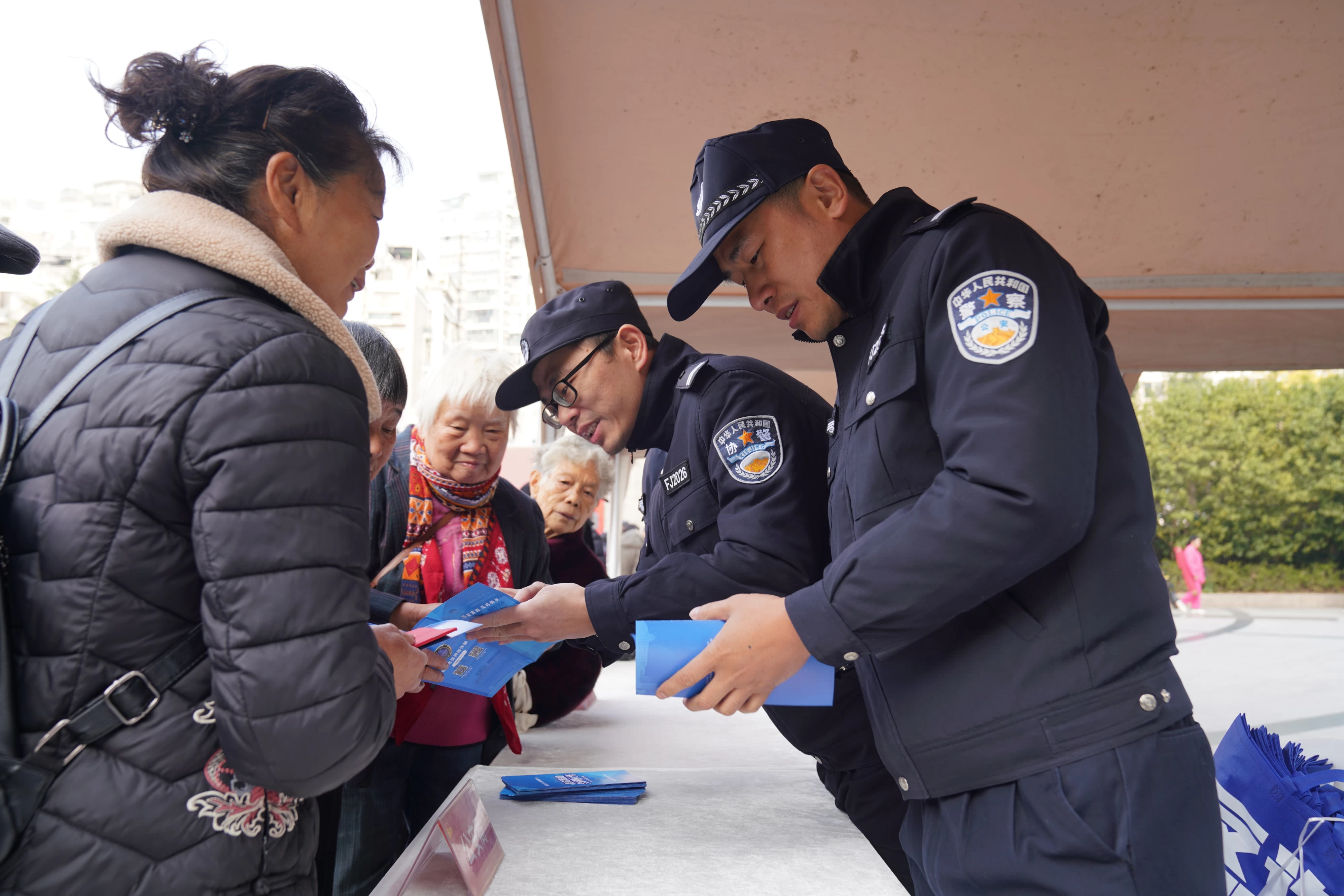反诈、禁毒、交通知识一站获取 浙江青田公安开展宪法日主题普法