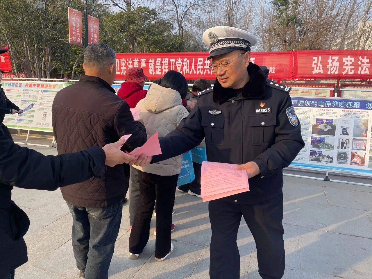 宪法精神润民心 文明交通伴我行——商丘市虞城交警积极开展2025年国家宪法日宣传活动