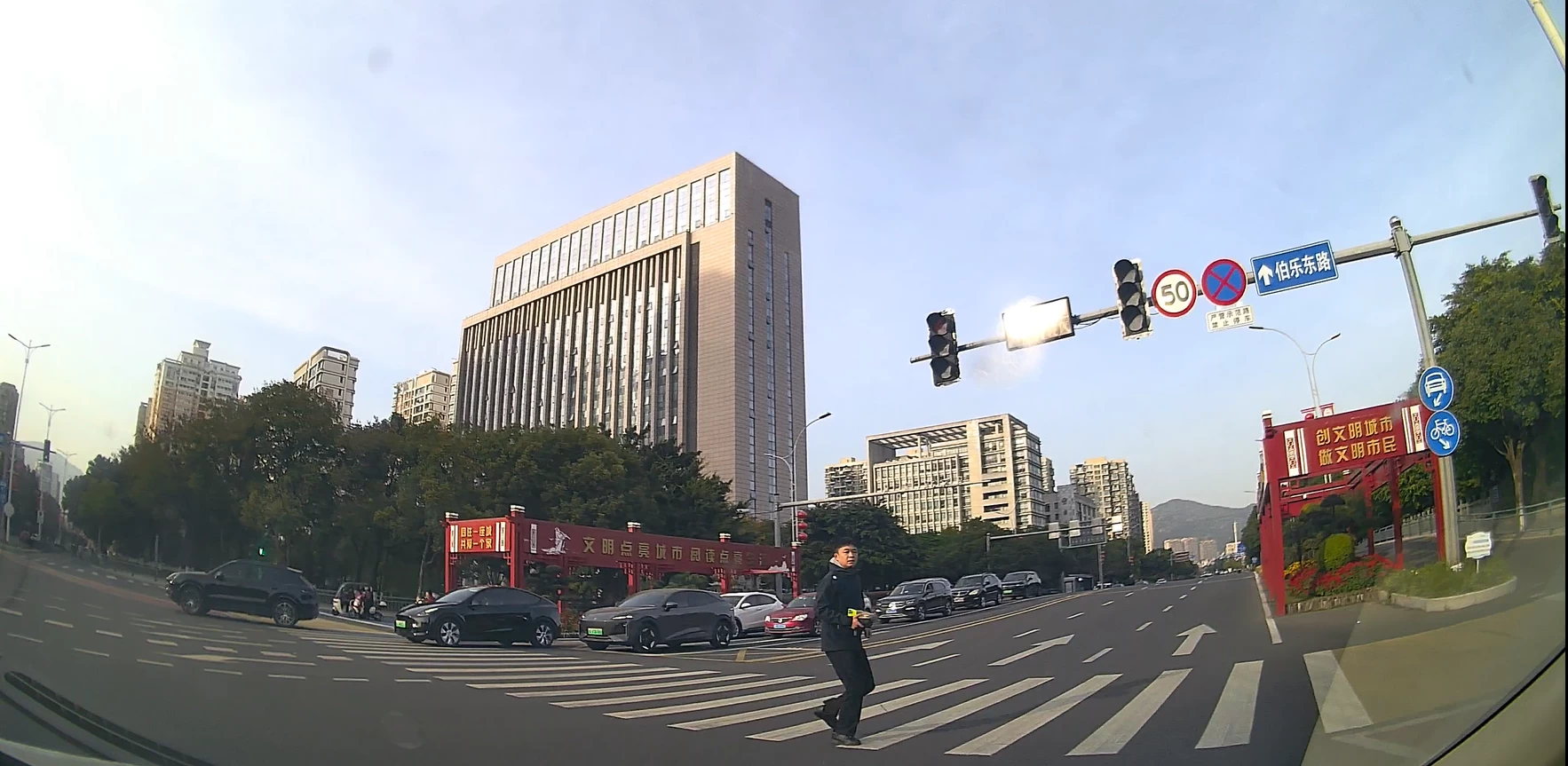 浙江乐清：警车被突然拦下 年轻男子气喘吁吁递上一只包