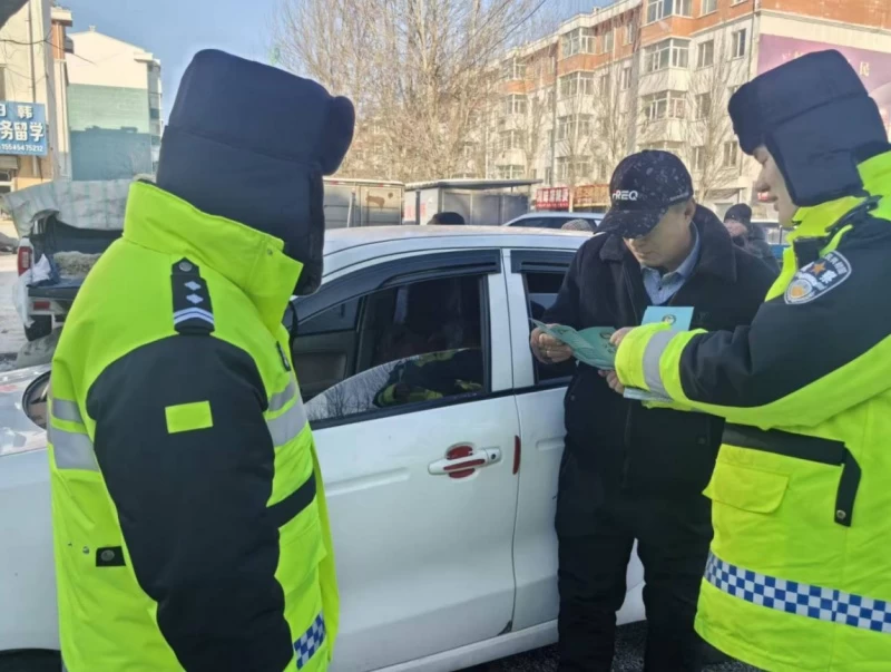 黑龙江省林区公安局清河分局交警大队到辖区市场开展道路交通安全宣传活动