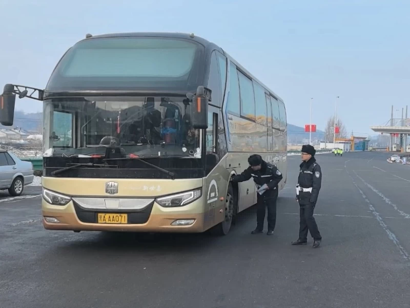 雪域“警”色护平安 多维宣传筑防线——黑龙江省哈尔滨市尚志市公安局亚布力交通安全宣传在行动