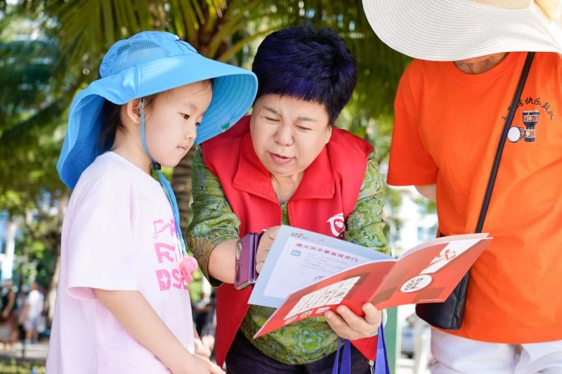 “候鸟”老人归来季 海南三亚消防走进海滩开展宣传活动