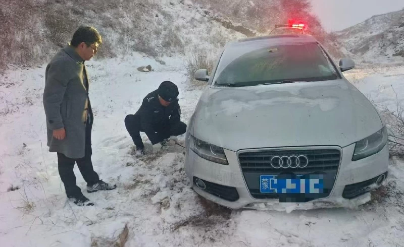 内蒙古清水河交警：雪寒风急暖民心，救助被困群众显真情
