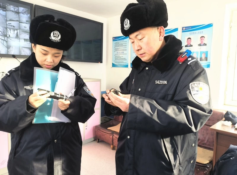 黑龙江省大兴安岭公安局十八站分局开展安全检查，筑牢校园安全防线