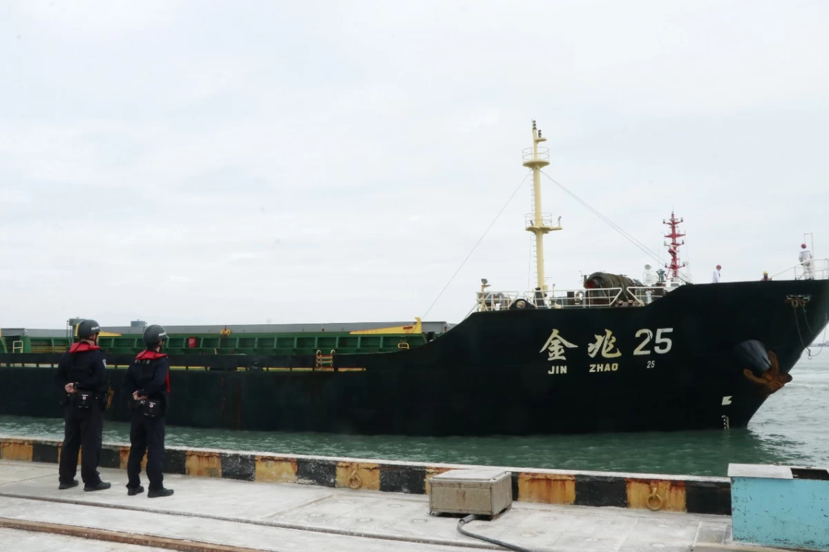 福建省漳州市边检站靠前服务企业海外硅砂回运 首航入境