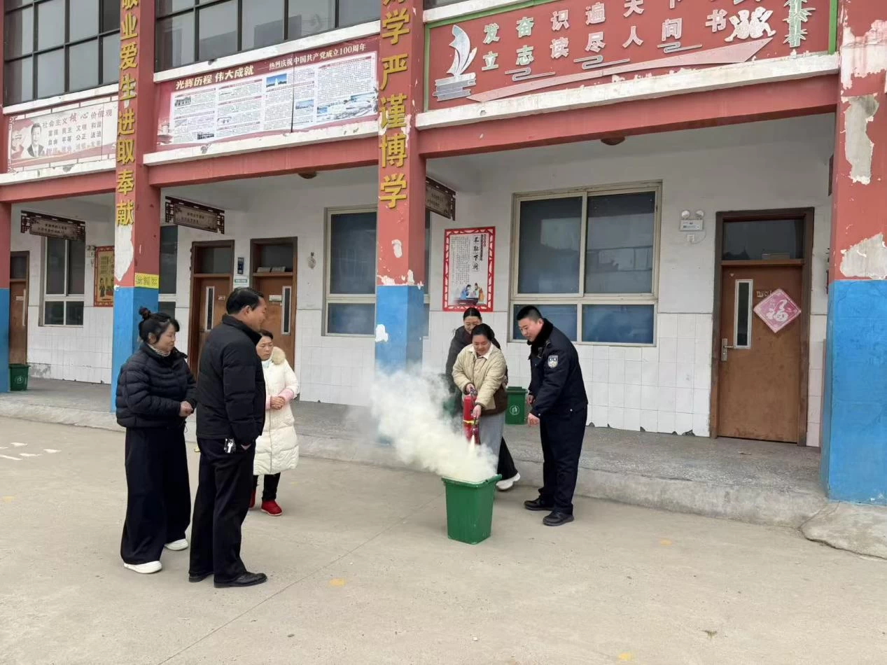 拧紧安全“防火阀”！商丘市睢县公安局匡城派出所深入九小场所、内保单位开展消防检查与培训