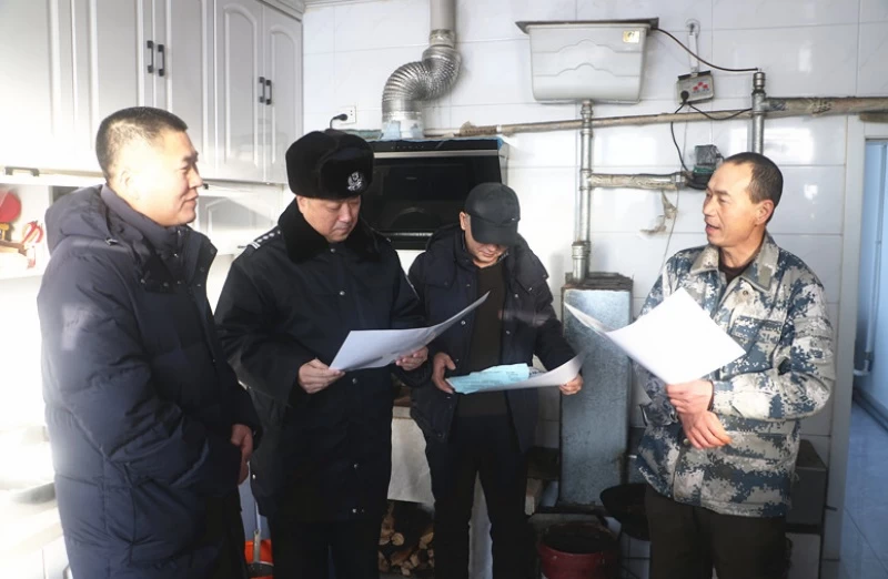 黑龙江省大兴安岭公安局十八站分局：警企联动护生态 巡山清套保安全