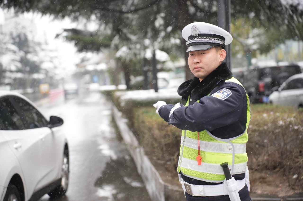 雪落无声 守护有声——河南省宜阳县公安局筑牢雪天交通安全防线