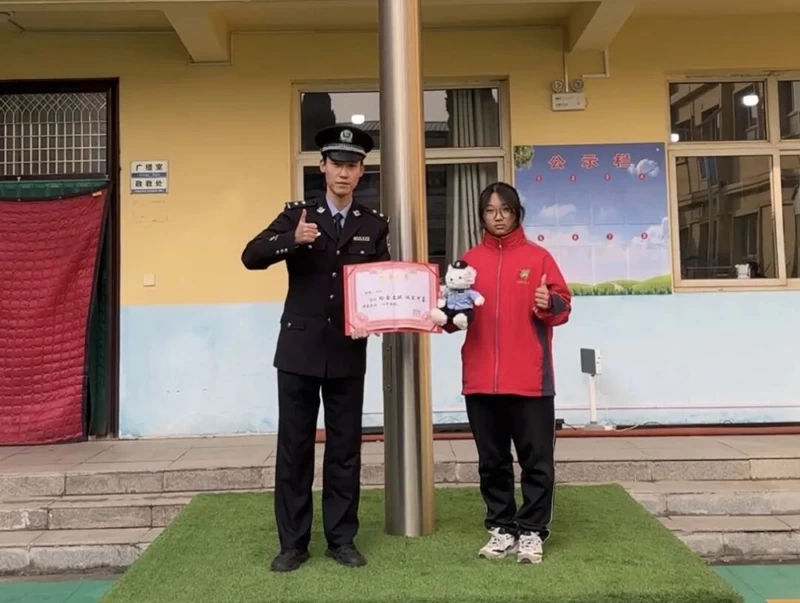 山西阳城公安：少年拾金不昧  民警进校颁奖