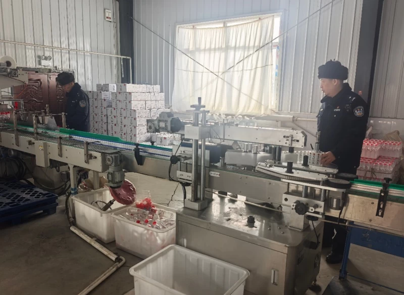 黑龙江省林区公安局穆棱分局莲河派出所检查瓶装水厂 守护群众用水安全