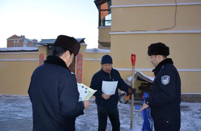 黑龙江省大兴安岭地区塔河县公安局开展老年人交通安全上门宣传活动