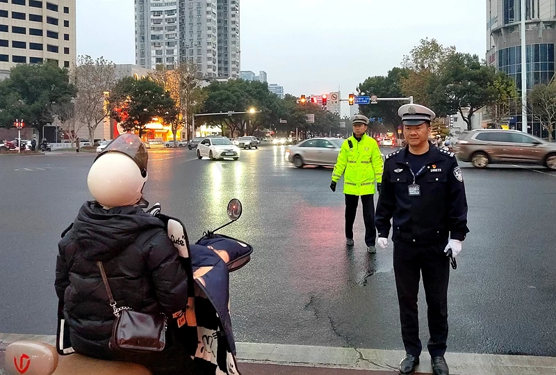 湖南常德公安交管直属一大队优化“情指行”勤务提高出行畅安指数