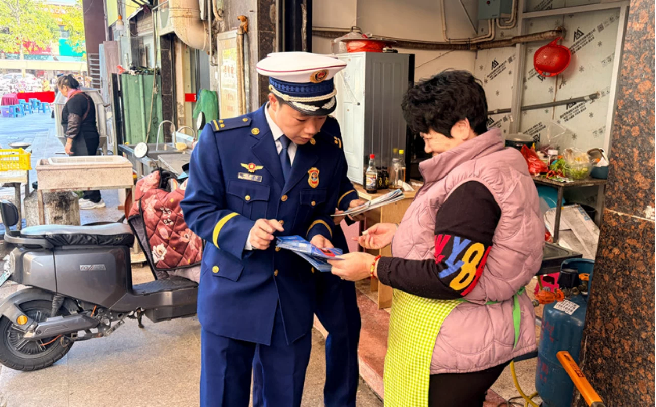 福建省漳州市南靖县消防救援大队：走街串巷送安全 筑牢冬季防火“安全网”