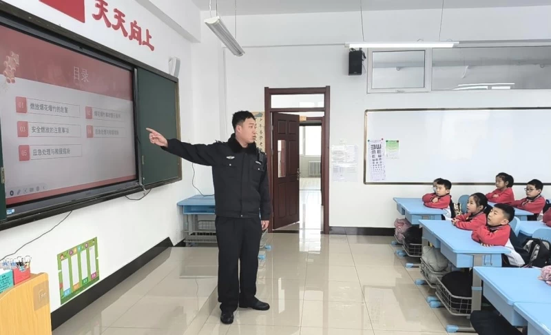 黑龙江省哈尔滨市公安局平房分局：民警宣讲进校园 筑牢安全防线