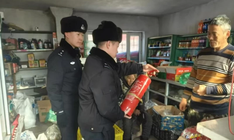 黑龙江省林区公安局穆棱分局狮子桥派出所到辖区开展消防安全检查工作