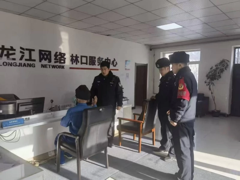 黑龙江省林区公安局林口分局：九旬老人反锁门外 民警暖心助其回家