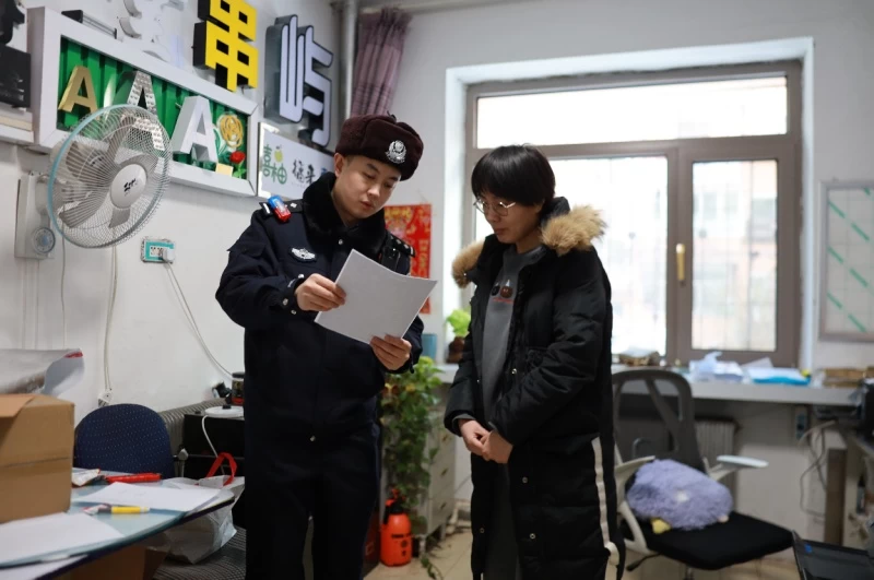 家门口的安全小课堂开讲啦！黑龙江省哈尔滨市平房公安上门宣传烟花爆竹安全知识