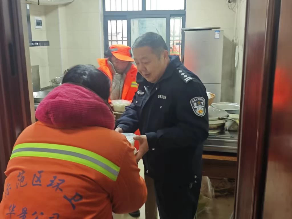 警营暖意融寒岁 警民同餐话温情——郑州铁路公安处商丘东站派出所慰问环卫工人活动纪实