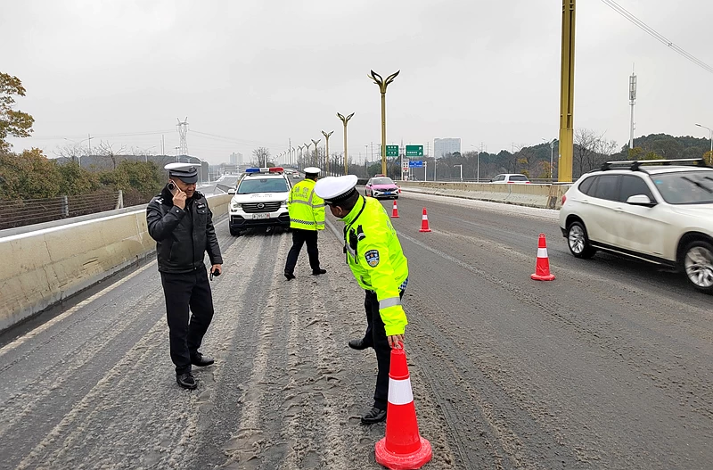 “雪”为令、迎寒而上 湖南常德交管直属一大队全力以赴战冰雪护畅安