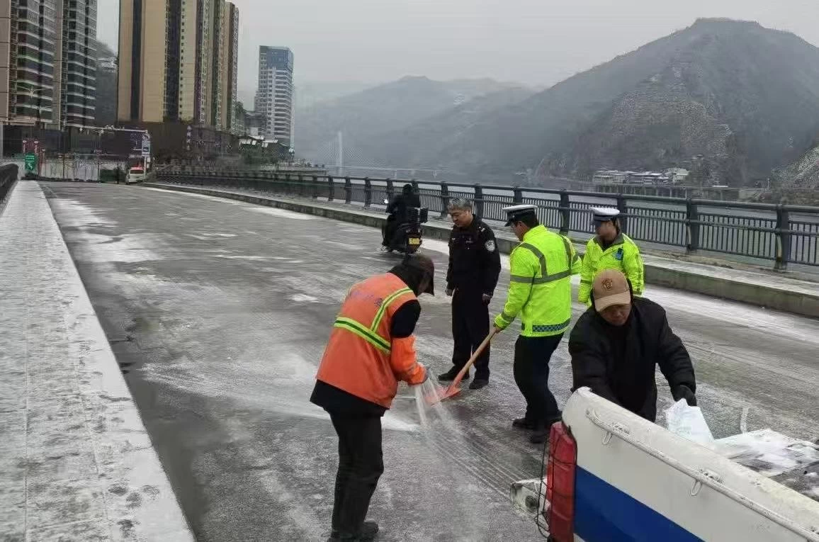 陕西白河：雪“警” 护航，确保道路畅通