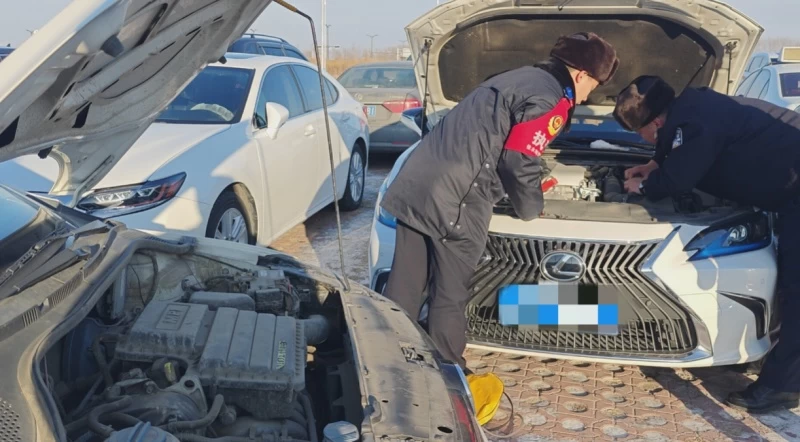 黑龙江佳木斯铁路公安处双鸭山西站派出所：寒风中旅客汽车“趴窝” 民警暖心解困
