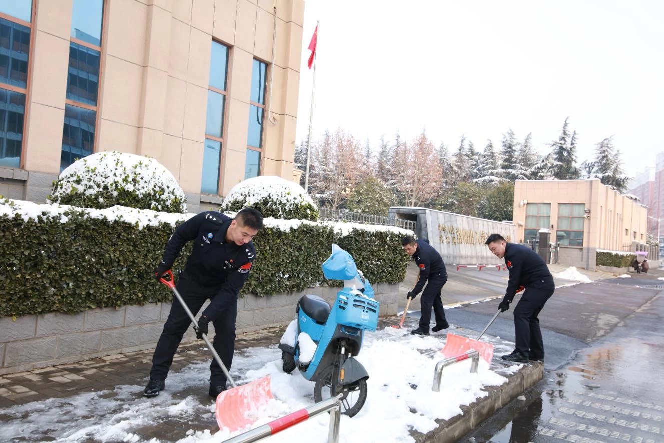 洛阳出入境边防检查站开展营区清雪保障出行平安