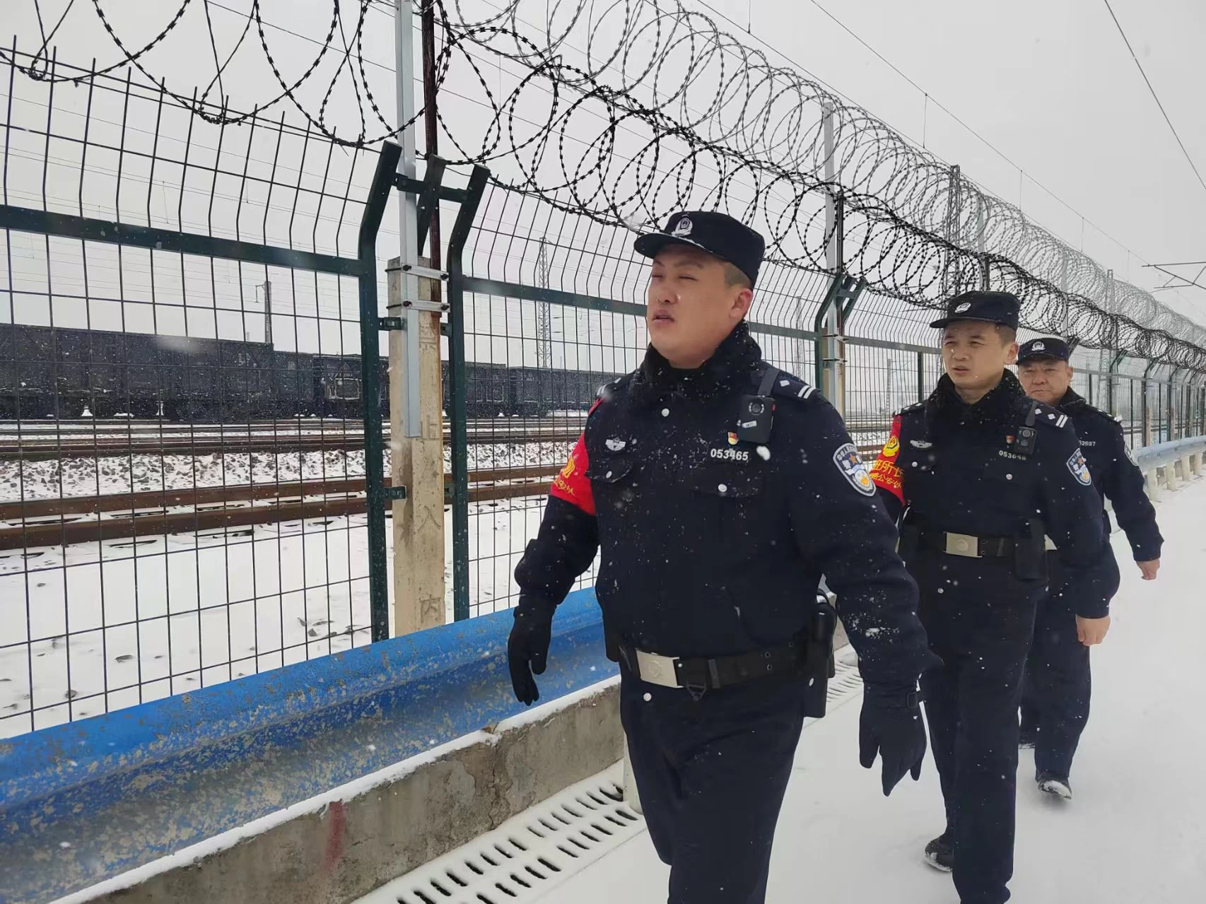 风雪巡线普法行 铁警铸牢安全墙——郑州铁路公安处商丘北站派出所民警暴雪天筑牢铁路安全防线