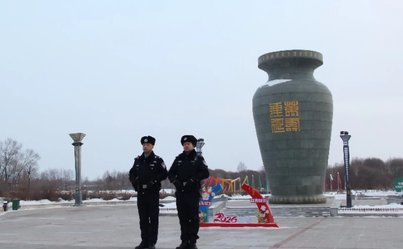 黑龙江省哈尔滨市延寿县公安局：冰城护游绘平安 警徽闪耀暖冬行