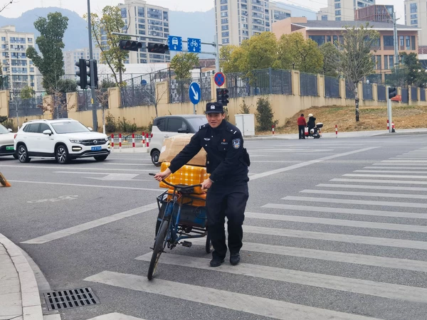 浙江丽水：方言成“温暖密码” 民辅警边“猜”边找结果超暖心