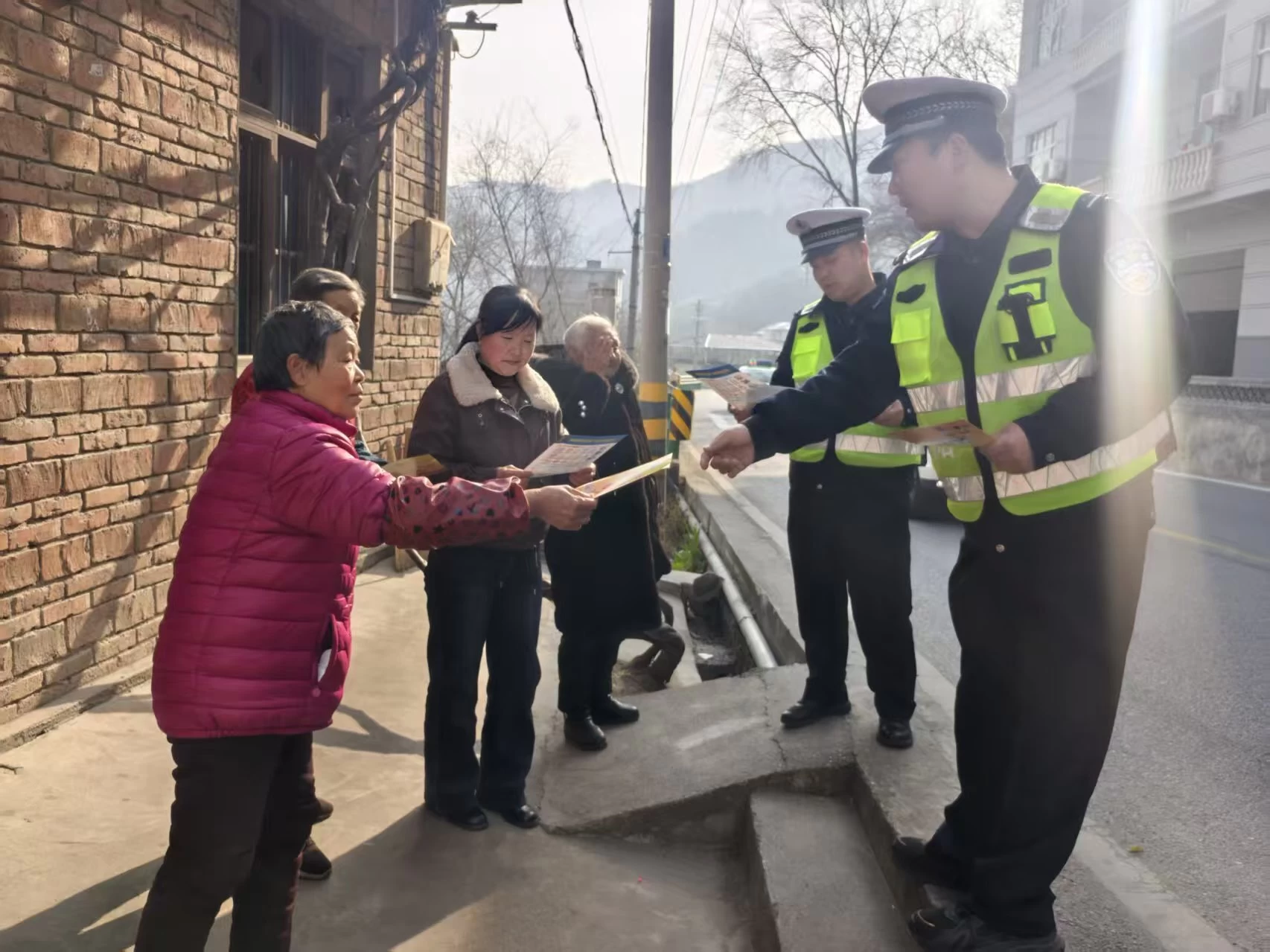 陕西旬阳城郊中队：加大农村道路安全管控 筑牢群众出行安全防线
