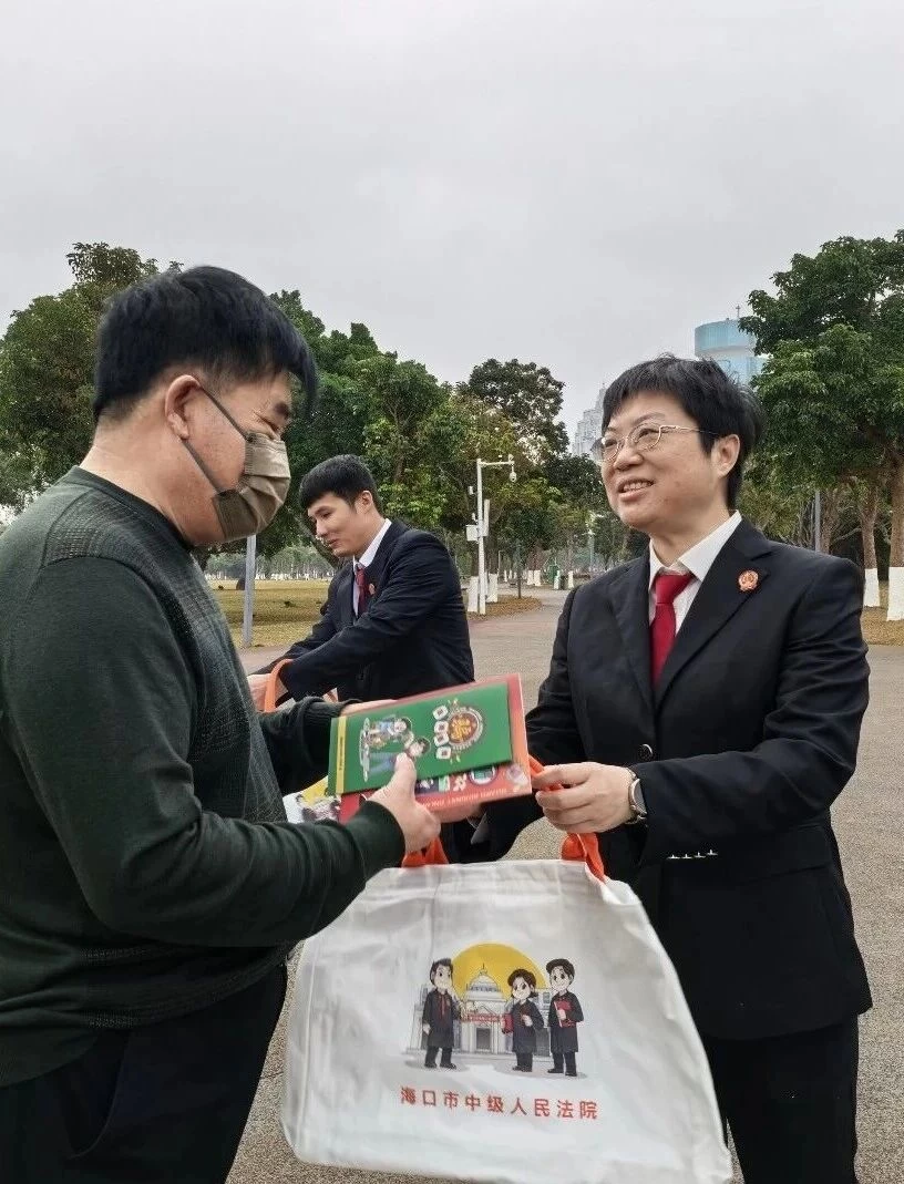 海南海口中院面向“候鸟”老人开展预防电诈普法宣传活动