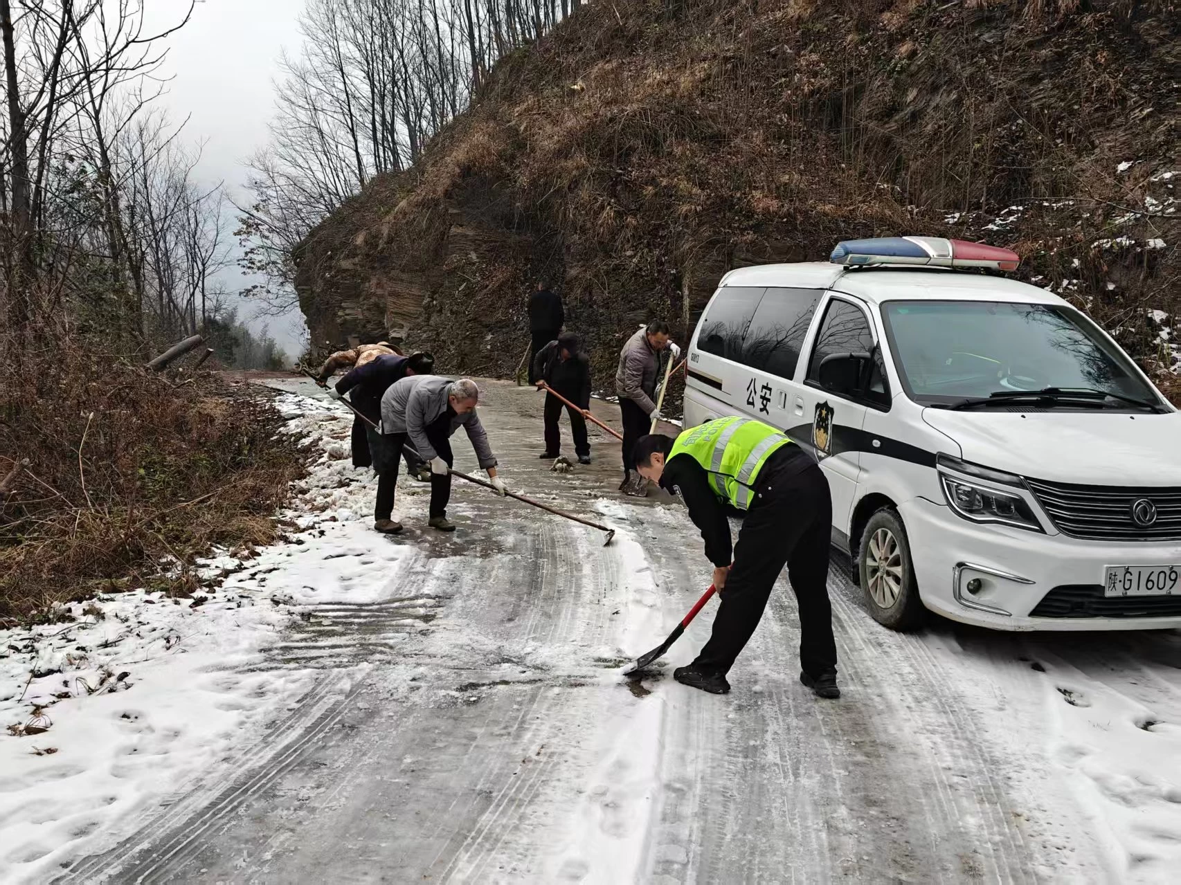 陕西旬阳麻坪中队：雪天护平安，警民同心铸安澜