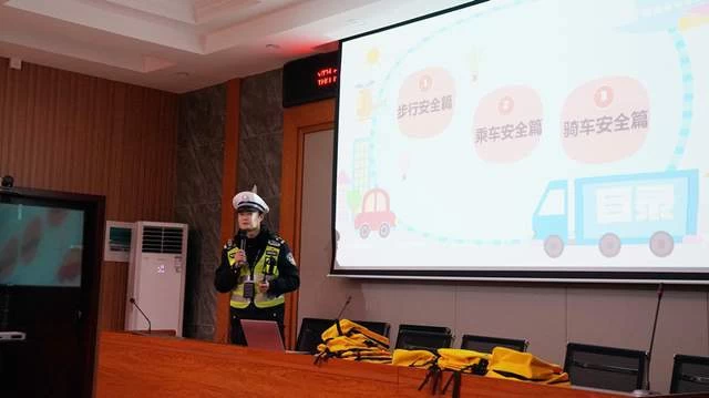 湖南常德公安交管直属二大队走进爱心托管班上交通安全课
