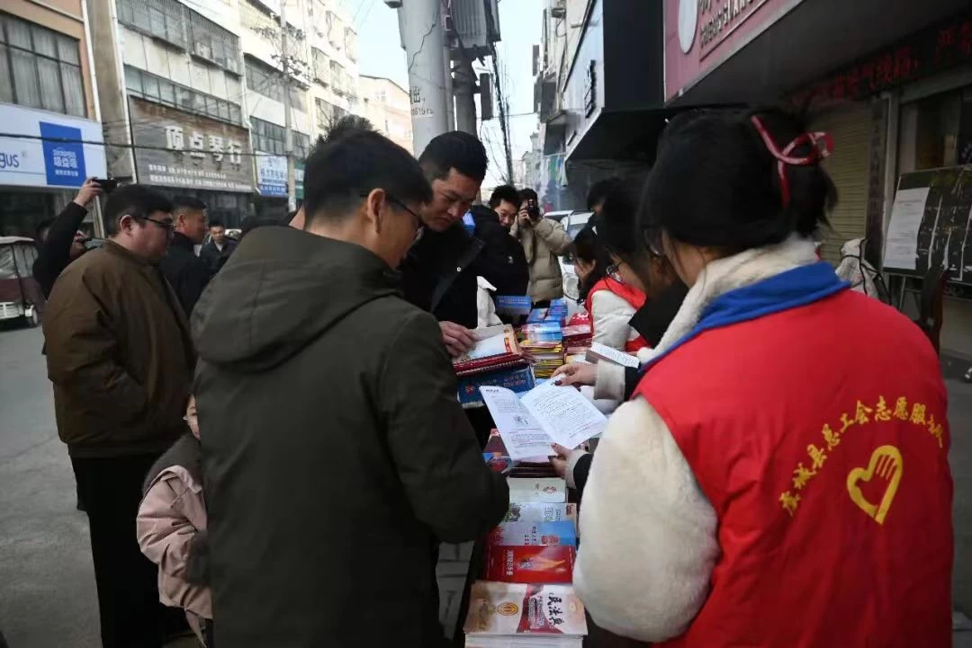 河南省商丘市虞城县总工会走进西街社区开展普法宣传活动