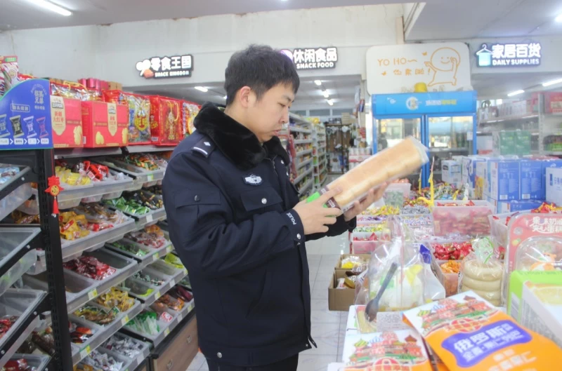 黑龙江省大兴安岭公安局十八站分局：藏蓝护航冰雪暖 严打治理护平安
