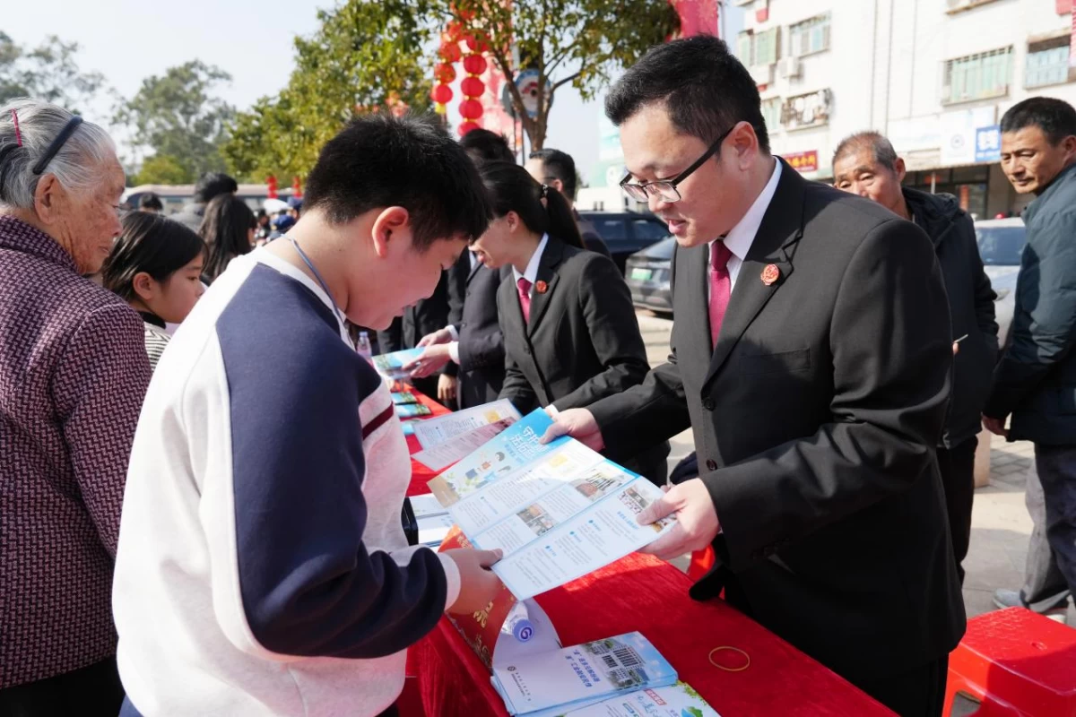 福建省漳州市漳浦县佛昙镇东坂村：河豚节庆“人气旺” 法治年货“送上门”
